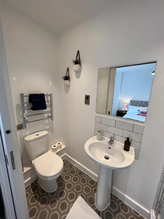 Modern 2 Bedroom Apt Sleeps 6 - Near Gloucester Dış mekan fotoğraf