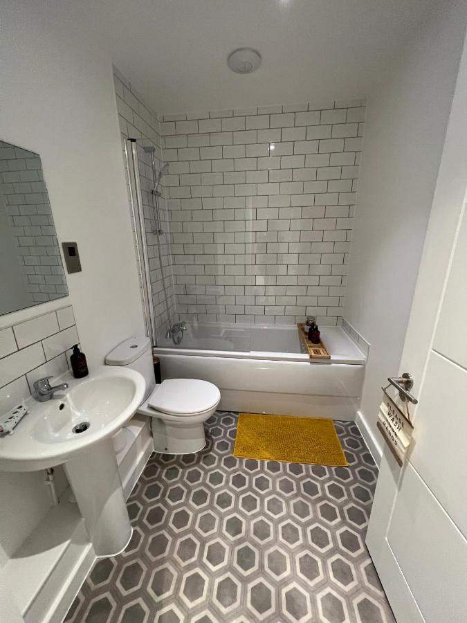 Modern 2 Bedroom Apt Sleeps 6 - Near Gloucester Dış mekan fotoğraf